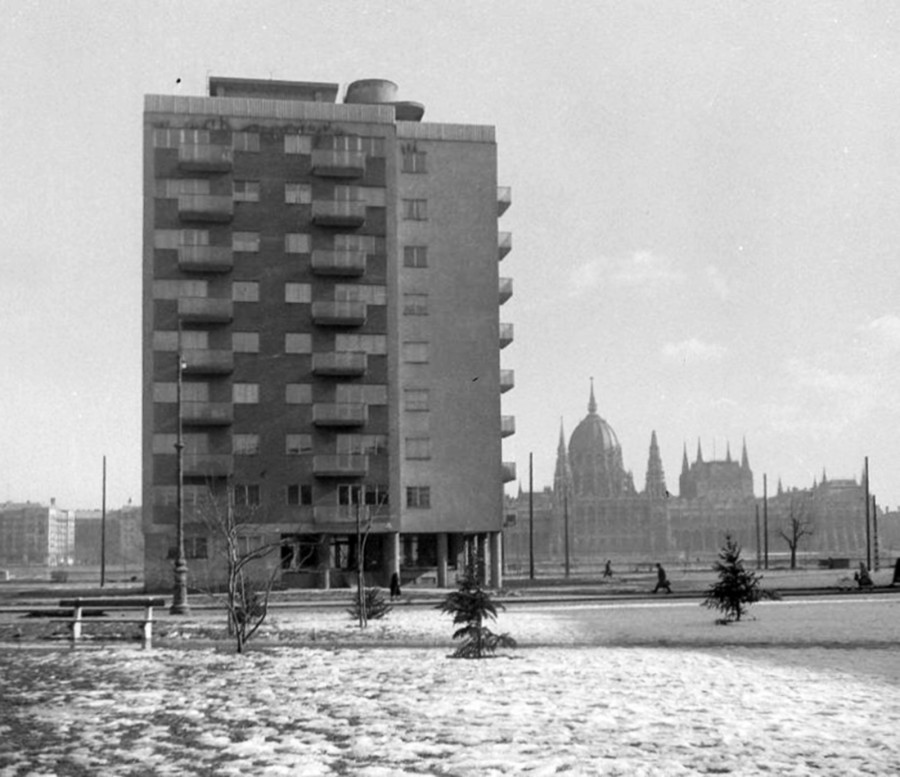 Tower house at Bem quai